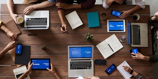 top-view-photo-of-people-near-wooden-table-3183150 sistema delta
